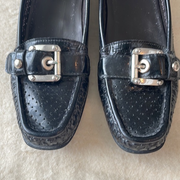 Stuart Weitzman buckle flats in Sz 7 1/2 N. In good condition - Picture 3 of 7